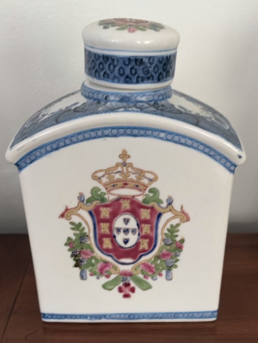 Chinoiserie Jar Porcelain Tea Caddy Blue and White Crest Design